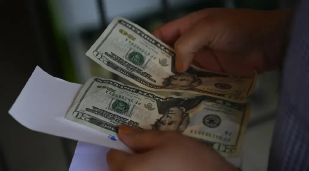 EE. UU. endurece las normativas bancarias para préstamos a indocumentados